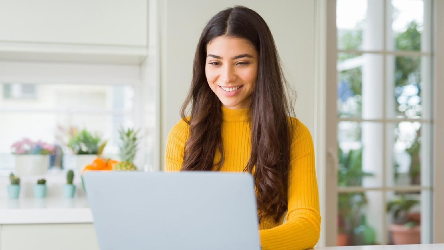 Рабочий процесс писателя с заметками и редактированием текста